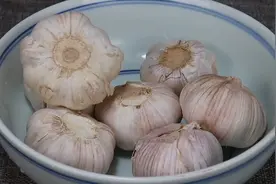 把雪碧倒进大蒜里，原来外面卖的糖蒜是这样做的，清甜爽脆真好吃图片