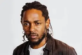 他是众多中国rapper的偶像，黄旭有嘻哈的表演就remix了他的经典图片