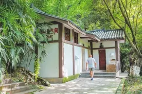 石门公园老旧公厕升级改造工作忙，公厕换新颜 游园更方便图片