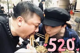 40岁贾冰与妻子同框，网友大呼:这真的只是差了两岁的年龄？图片