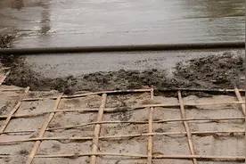 农村打地坪，水泥里为何放竹子不加钢筋？不烂吗？老师傅说很常见图片