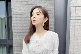 39岁陈嘉桦从“假小子”蜕变成知性小女人 蕾丝衫搭牛仔裤太迷人图片