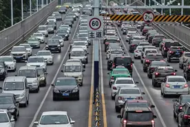 跟车距离低于50米罚款100元，你有信心不被罚吗？图片