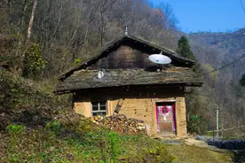 寻访秦岭龙潭村，山中细路上碰到一位精干汉子，腰间别着一把砍刀图片