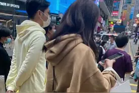 袁咏仪挎近40万包包逛街，手拎购物袋买不停，张智霖一旁当跟班图片