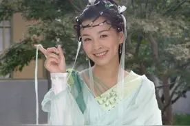 “小丸子”直播首秀亮点多，有酒有它还有瓜，网友：它已经哭晕了图片