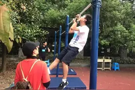 “132个男生全失败！”这个动作冲上热搜：真能难倒一代男儿？图片