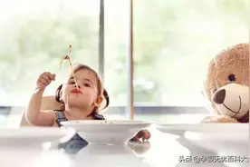 0~12个月宝宝的精细动作训练指南，越练越聪明，千万别错过！图片