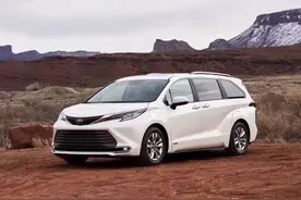 详解2021款丰田塞纳，双擎加持售价比阿尔法便宜一半。图片