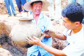 王安石祖坟被发现，其第36代孙阻止考古挖掘，还要回了陪葬品视频封面