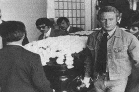 1973年，为李小龙扶灵的6个神秘人：都来自外国，个个身份显赫图片