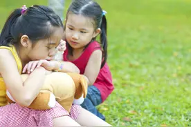 父母只“鼓励”，孩子更痛苦图片