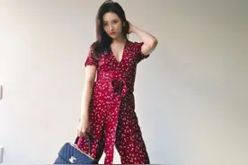 “南韩腿精”李宣美，身穿红色波点连衣裤，动作夸张遮不住好身材图片