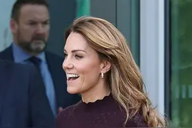 凯特王妃真敢穿，裤子的裤腿比腰还宽，一身“绿配紫”也有高级感图片