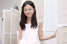 14岁李嫣晒照助阵公益，一条彩虹袜卖49，其穿着朴素也不敢露富了图片