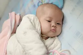 广东夫妇喜提“龙凤胎”，不料宝宝同胞不同命，妈妈的心都疼碎了图片