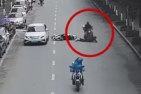精神小伙骑车当“低头族”翻车，被后面另外一辆经过的摩托车“骑”上了身体图片
