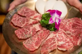 火了三年的韩式烤肉，竟然是在“石头”上烤？图片