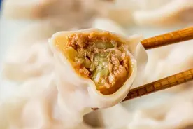 包肉饺子时，肉需要炒熟吗？很多人不懂，难怪不香不嫩，涨知识了图片