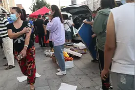 高档小区门外停车场自发形成地摊区，太扰民执法人员对其劝离图片