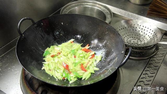 大厨分享佛手瓜的家常做法，清淡又爽口的素菜小炒，下饭农家菜