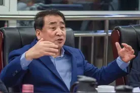 名家姜昆探班《依然美丽》，与李伟健于谦研讨剧本，尽显大家风采图片