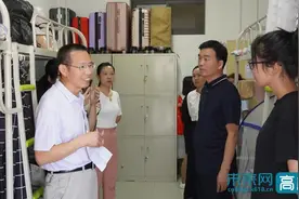 西安财经大学领导带队检查学生宿舍安全卫生图片
