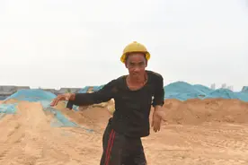 洛阳45岁农民工在工地跳霹雳舞走红：人活着总得有点追求图片
