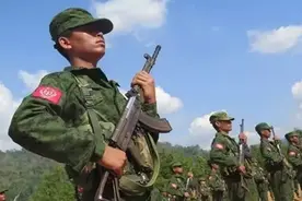 打！打！打！缅甸军方与若开军持续爆发激烈战事，还出动重武器图片