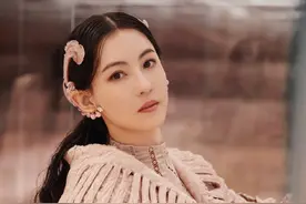 温柔优雅，画面绝美！张柏芝走秀变玫瑰仙子倾国倾城图片