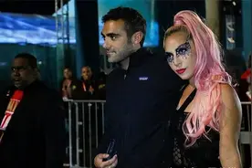 Lady Gaga官宣恋情后露面，绿衣粉发潮流前卫，罕见露素颜太养眼图片