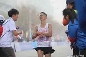 马拉松聋哑冠军倒地后无法呼救，生前常吃泡面，最后愿望公开图片