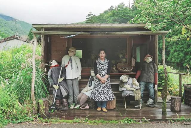 日本有个恐怖村庄，奶奶按照逝者原型做了300个人形，日夜陪自己
