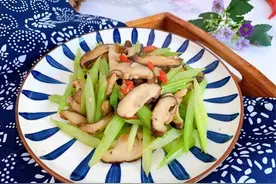夏季我家吃香菇从不放肉，天热试试这样做，鲜香下饭，越吃越过瘾图片