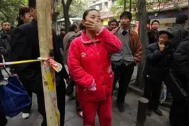 “睡衣妈妈”成校园风景线，接娃不顾孩子尊严，家长：这样多方便图片