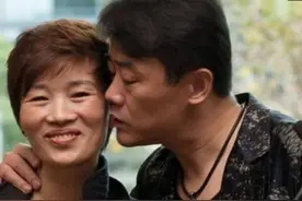 51岁的周立波和45岁的富豪妻子近照，网友：妻子的穿着见证了逆袭图片