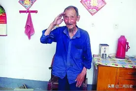 1963年，河北一农民洪流中拼命抓回一个袋子，人们才知他是英雄图片