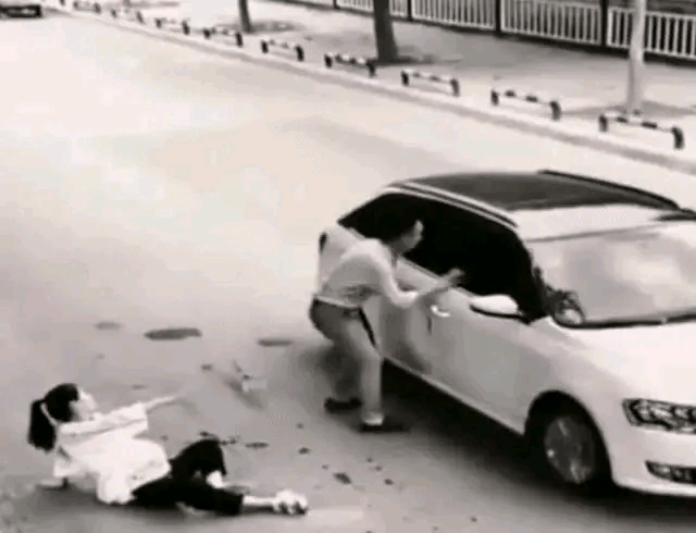 正能量，奔驰车司机和骑电动车夫妇都好样的！图片