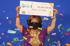 丈夫20年前梦见一注号码，女子坚持守号喜中3.8亿图片