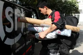 快递小哥晒出工资条，网友表示：还招人吗？我也要去图片