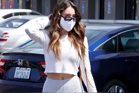 时尚街拍：麦迪逊针织衫骑行裤活力满满，妮基兽纹裙气质优雅图片