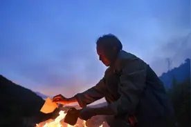 寒衣节：十月初一为啥要烧纸？父亲告诉我：天冷了给老人送点衣服图片