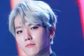 EXO边伯贤在家门口遇到私生！关注作品，远离艺人私生活不好吗？图片