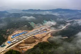 航拍 | 广连高速工程全线冲刺，沿途美景惊艳你的行程图片