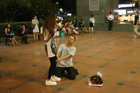 男子手捧花跪地求婚，被女方一脚踹开：你的工资连厕所都买不起图片