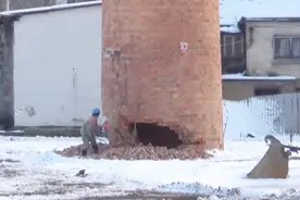 20米高的烟筒被徒手拆除，从烟尘走出来的他胆子是真大！