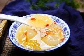 夏天天热，银耳汤要多喝，下锅前牢记3点，银耳软烂黏稠出胶多图片