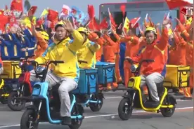骑在电单车上的国家图片