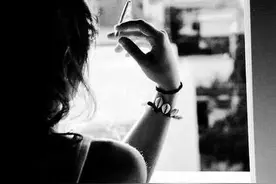 我学会了抽烟，母亲说：女孩子抽烟不是好事图片