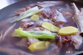 鸡肉焯水时，很多人用错了水，难怪鸡肉又柴又腥，教您正确做法图片